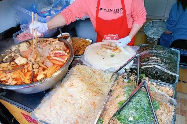 上海阿姨在街边卖特色卷饼,16年来现做现吃,7元1个配菜随便加