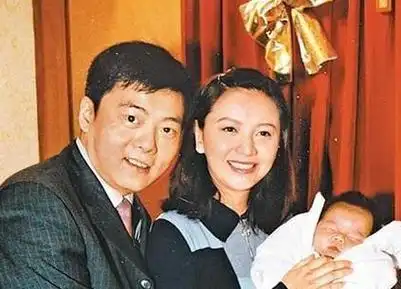 回顾曾华倩和老公离婚后10年辛苦付出把儿子培养成了游泳健将