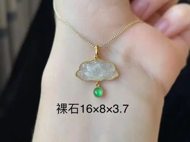 翡翠冰种小莲花吊坠