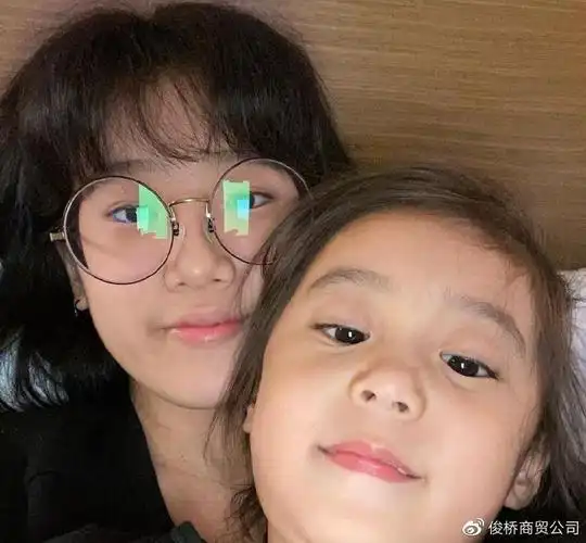 值得一提的是,当修允菲以正常角度自拍的时候,她这