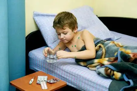 孩子有病了生病的孩子男孩躺在床上与水痘照片