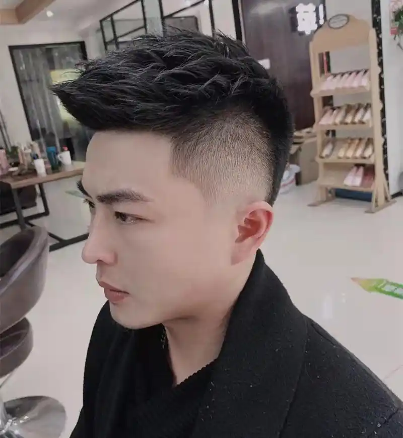 三款干练的男生短发,两边剪短中间打薄,精干利落又阳光帅气__财经头条