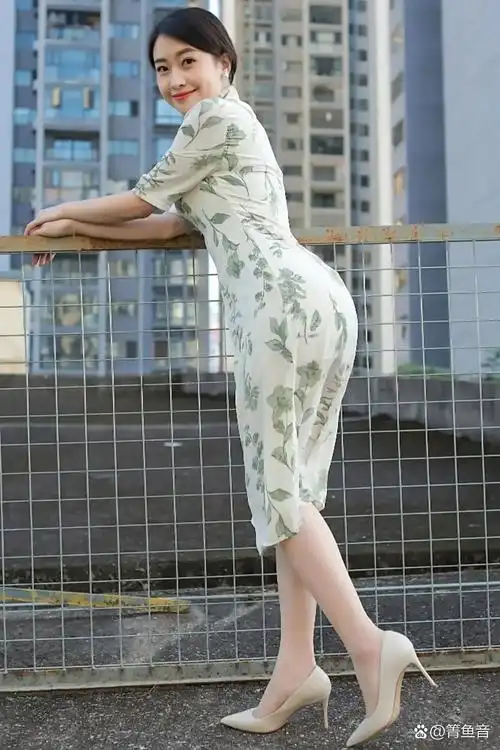 我超级喜欢这个女人的穿搭呀,旗袍和高跟鞋的搭配真是太美了!