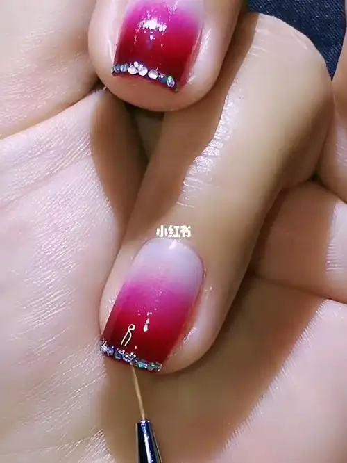 车厘子渐变微钻法式美甲