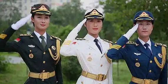 芳华女兵的军礼展现华夏巾帼军人风采诠释钢铁意志和铁血军魂