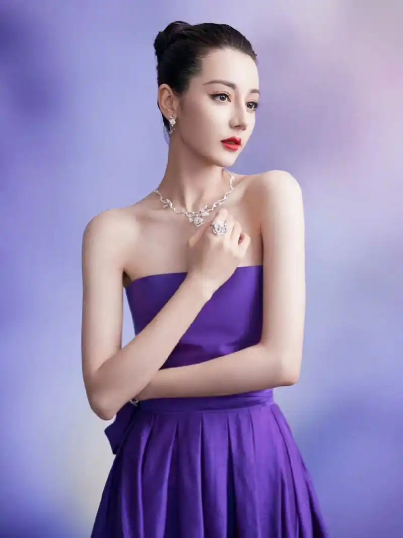 迪丽热巴盘发红唇