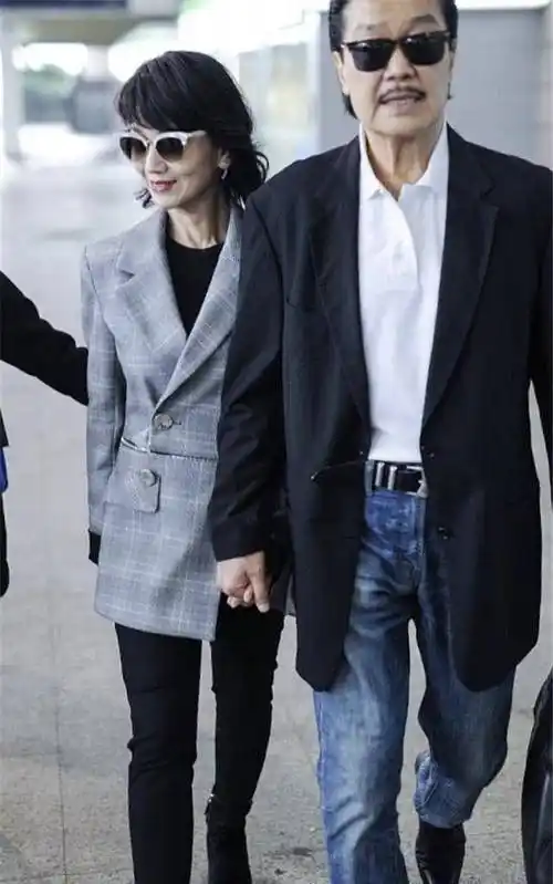 66岁赵雅芝为戏卸妆,"原形毕露"惹争议,真心疼她老公_黄汉伟_生活