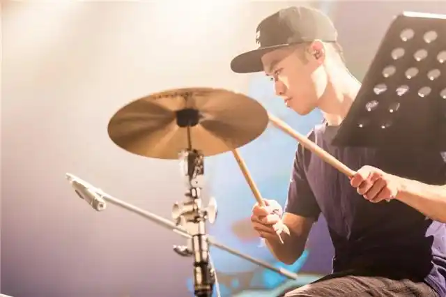现为苏阳乐队鼓手,花粥乐队鼓手,仙童乐队鼓手,同时也常作为特邀乐手