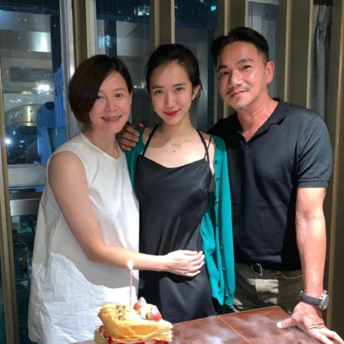 原创港片大反派骆达华晒近照才56岁头发就全白了真是让人心疼