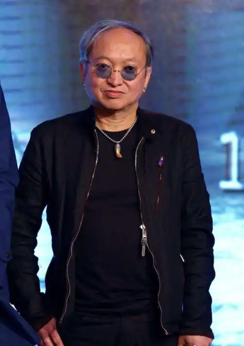 曾一手捧红吴京,郑东汉多年好友,旗下艺人全巨星.