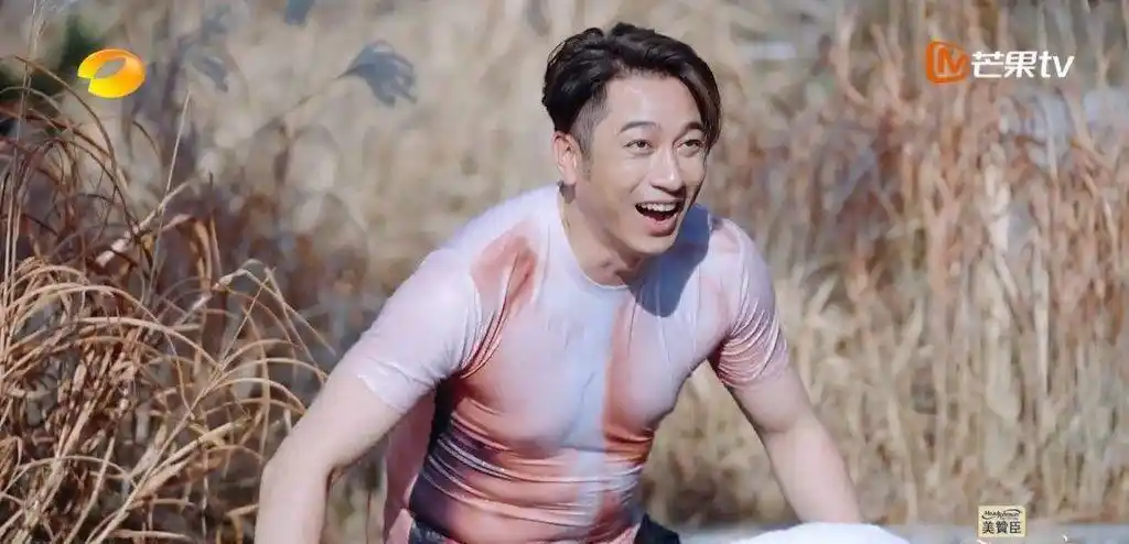 湿身后「肌肉衫」开始贴身,吴卓羲真实身材见真章,肉厚的肚腩若隐若现