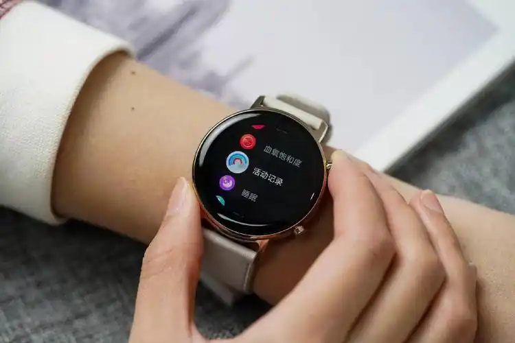 与其说是智能手表,两款42mm新配色的华为watch gt2,更像是拥有科技