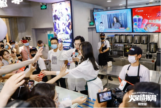 沈梦辰出席火星情报局特饮站现场喝奶茶抽盲盒互动超有爱