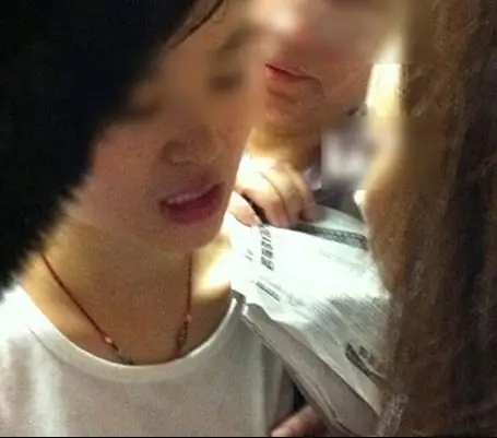 猥琐男车厢揉捏女子胸部 女子尴尬不做声(图)