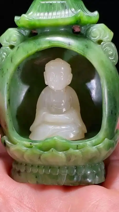 清中期和田玉籽料碧玉佛龛白玉佛像摆件