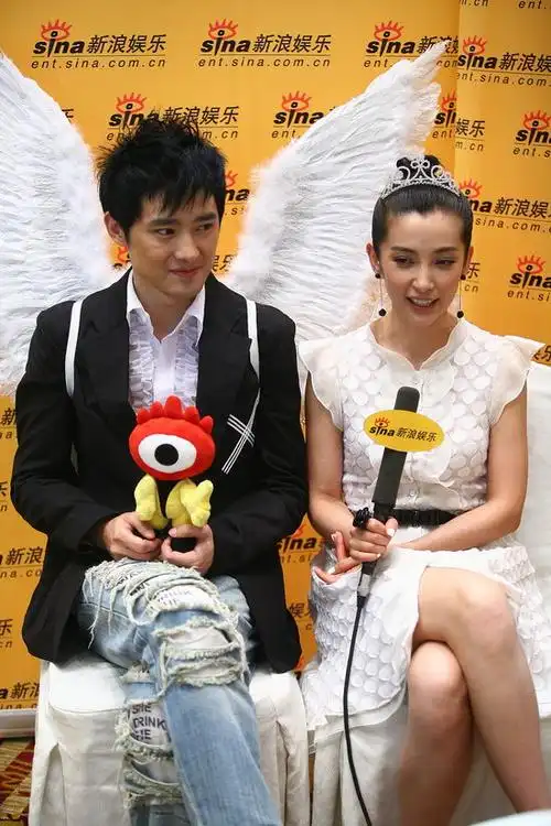 图文:李冰冰任泉聊续约--两人做客新浪