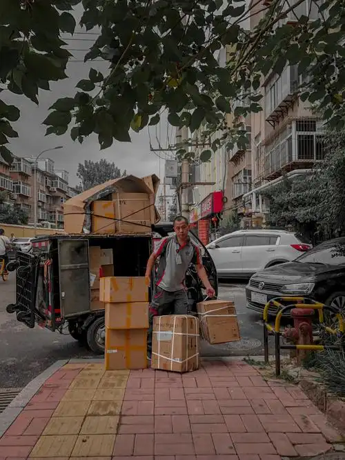 忙忙碌碌的快递小哥