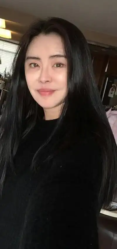 照片中的王祖贤素颜出镜,应该没有开美颜,皮肤状态依然不错,基本上没