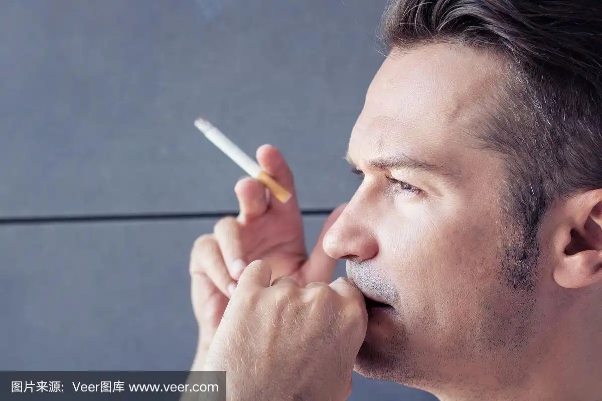 抽烟的深思熟虑的男人.