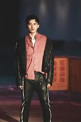 叶祖新健身照曝光为新戏运动增肌man力十足