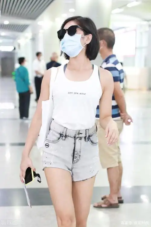 "校园女神"赵奕欢,穿白色小背心搭高腰短裤,凹凸身材挡不住