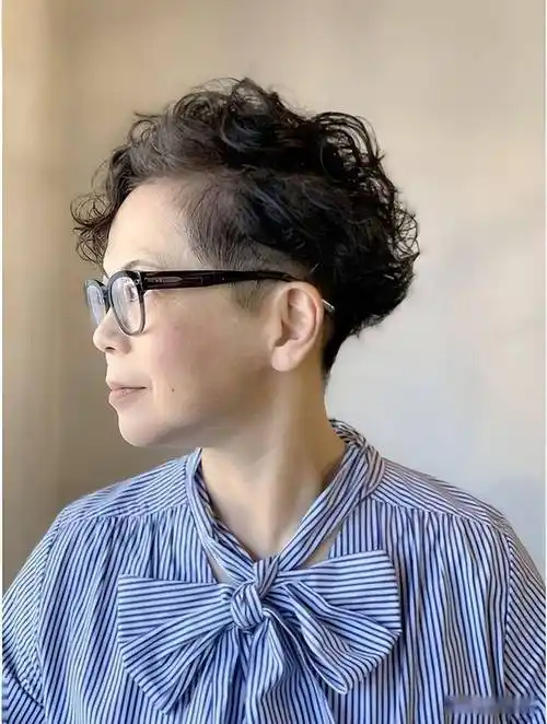 女人过了50岁,想换发型试试这几种,就算头发花白也很美_短发_女性