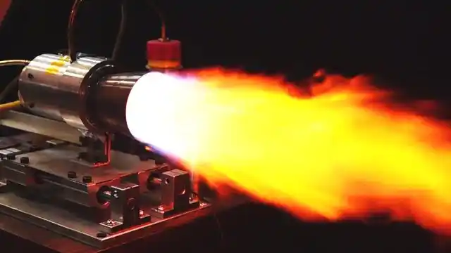 小型喷气式发动机看到喷出的红烧火焰就知道它的动力有多大了