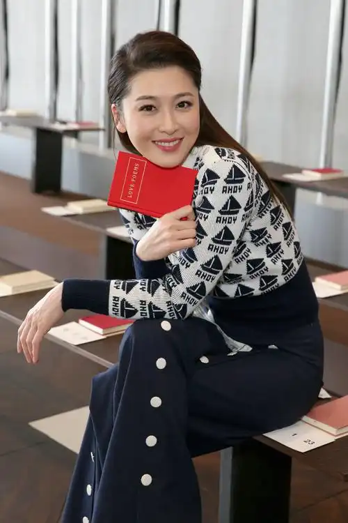 周丽淇亮相纽约时装周干练美人气质温婉