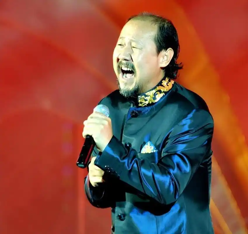 从酒精中走出来 腾格尔是一位具有磁性嗓音和温暖笑容的蒙古族歌手,他