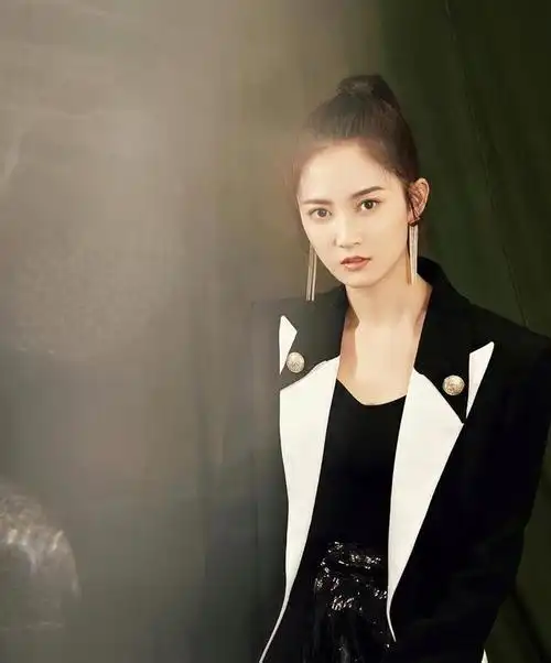 圈中的崛起,她的名字如今已经响彻各大娱乐圈,成为国内一线女演员之一