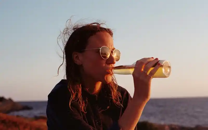 电脑壁纸 摄影 时光记忆 一个女人伤心喝酒图片