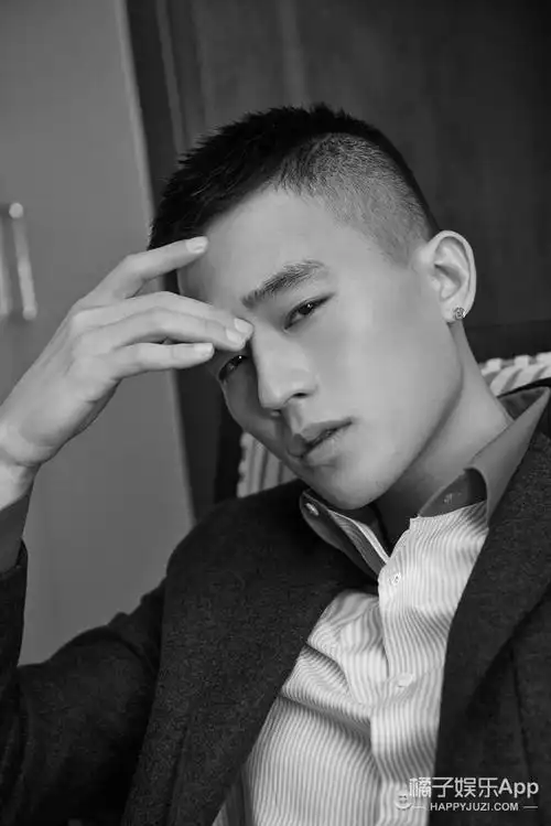 这个爆红后经常失眠的年轻男演员,其实正处于一个迷茫的状态.