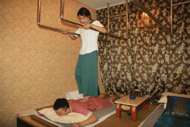 淋浴洁身,踩背,跪背,肩颈放松,spa,一整套有层次的按摩下来感觉全身都