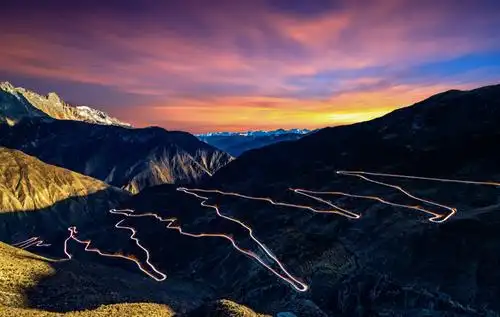 川藏线起于四川成都终于西藏拉萨,沿途风景宜人,且西藏有着很多神秘的