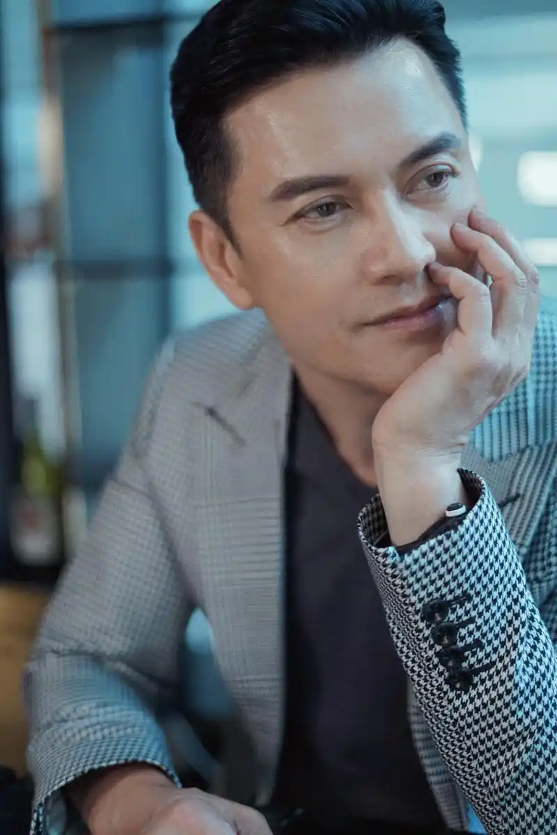 吕良伟大背头造型一秒魂穿丁力时隔四十年再战上海滩