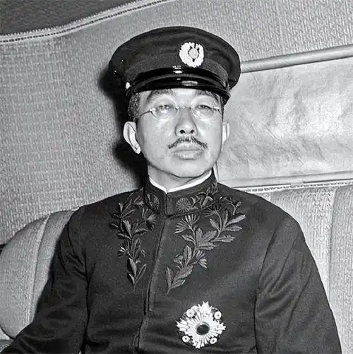 "这句话是裕仁天皇向自己的祖父明治天皇许下的誓言,也是野心增长的