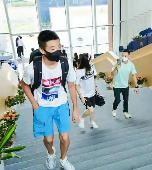 12岁杨阳洋近照曝光,就读40w贵族学校,一家三口合影杨威偷翘脚_图片