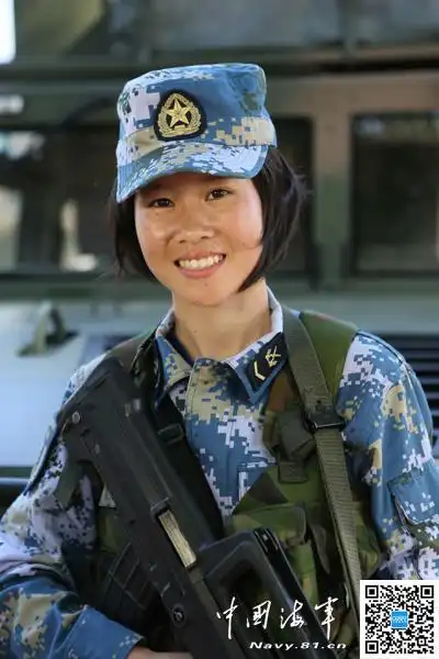 海军陆战队女兵特训尸体粪便中憋气扛圆木图
