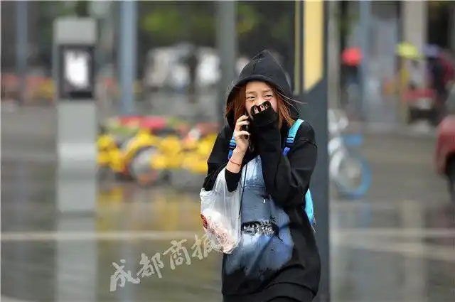 一秒入冬今天成都的空气里有一股压箱底的味道