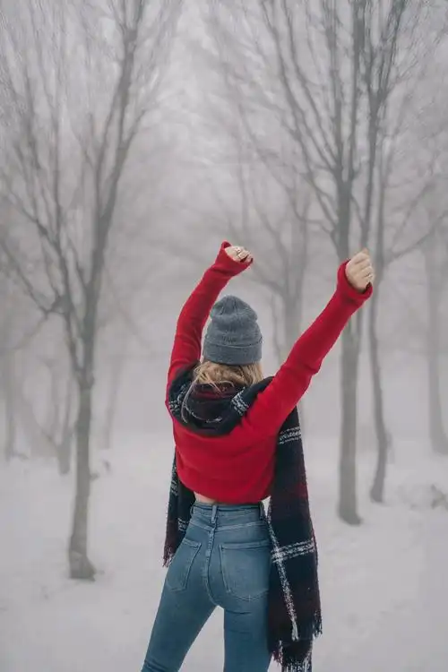 雪景长发美女背影图片