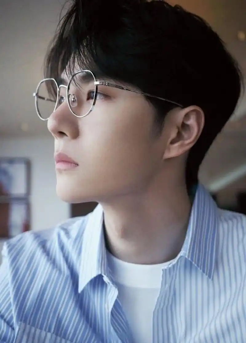 王一博王鹤棣侧颜对比照都是大帅哥不用去比较呀,两个人都很帅呀,都是