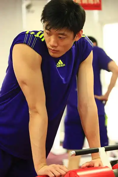 图文中国男排进行体能训练健壮的胳膊