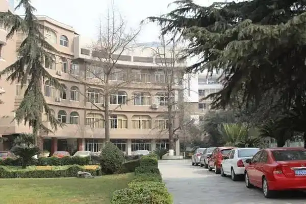 经过20年的发展,后被评为四川省首批重点中学.