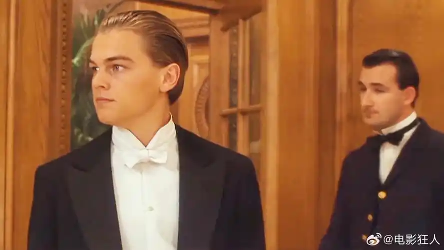 泰坦尼克号杰克出入上流社会,并不失大雅,还引得美女的好感