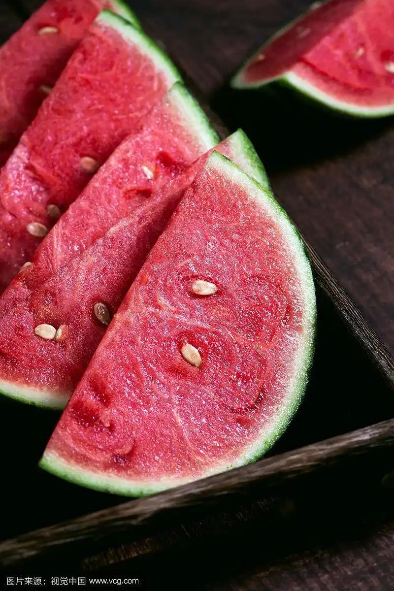 木纹盘里切开的西瓜