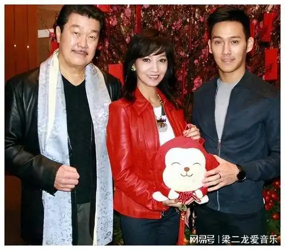 赵雅芝的3个儿子:长子47岁次子44岁,小儿子37岁,个个让