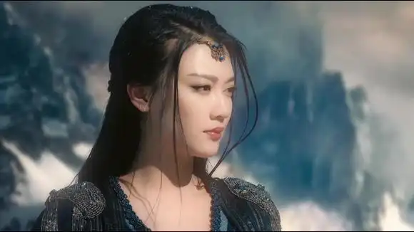 幻城:高冷月神看到皇柝的样子露出微笑,虽然短暂,但是太美了!