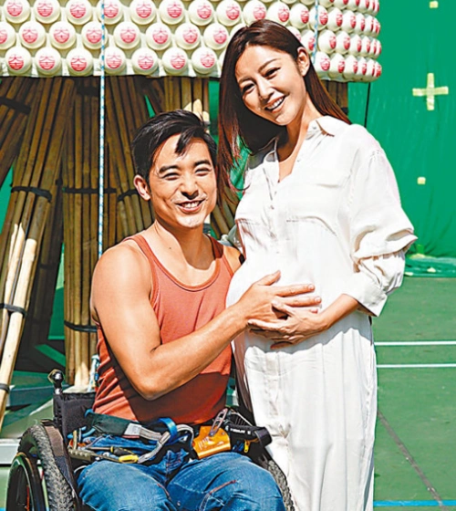 以大肚婆look示人的卫诗雅,在片中演林德信的太太