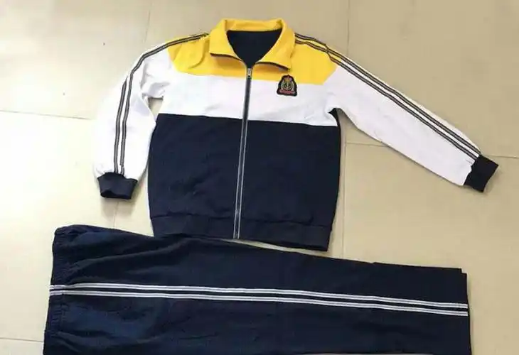 校服的造型结构和图案色彩搭配应简洁明了,避免繁杂.