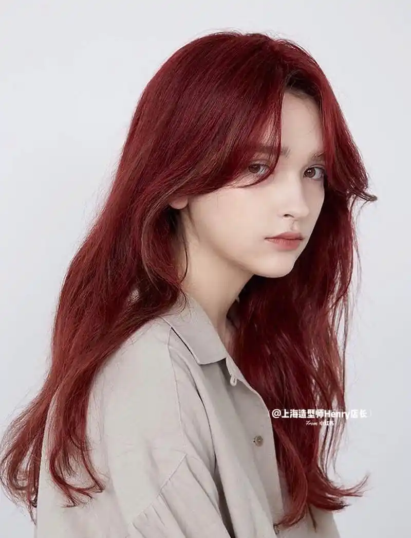 上海染发上海烫发 暖色系红色发色 造型烫 属于微卷长发发型的红发色